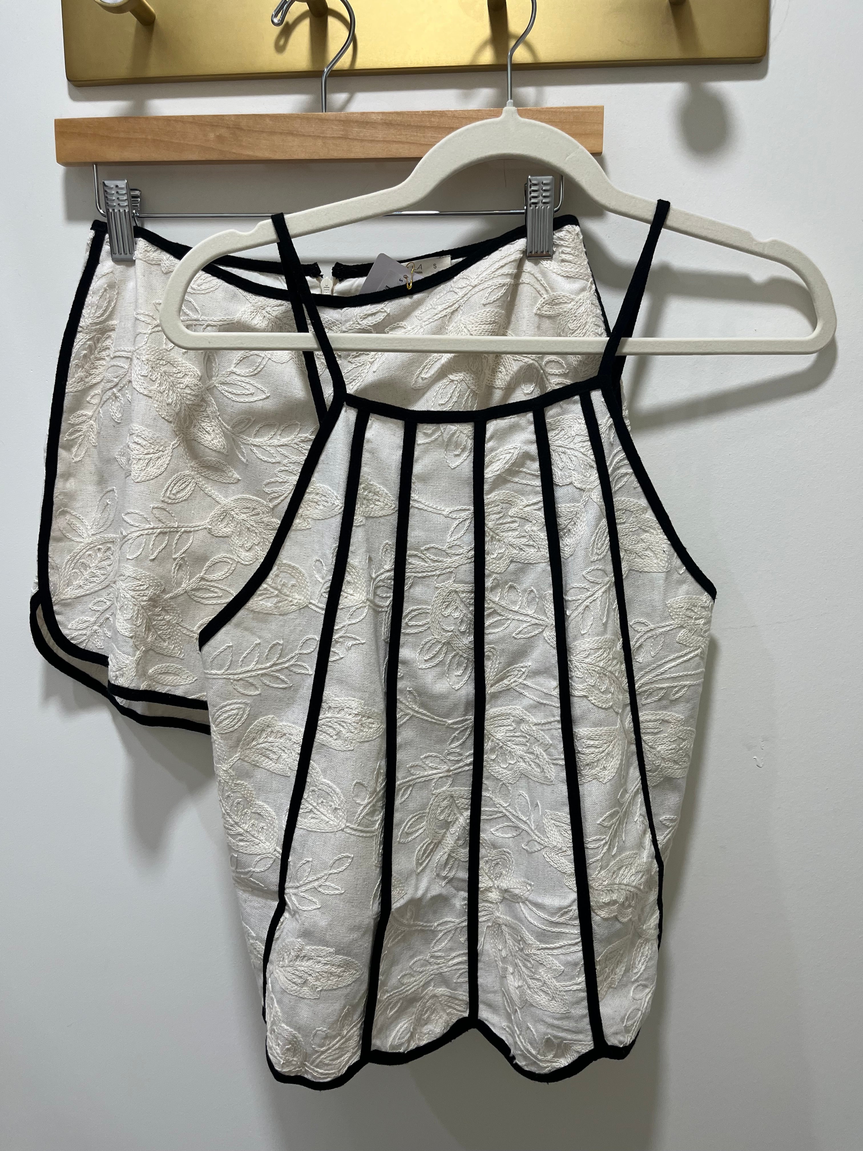 Illailla Black and White Embroidery Set